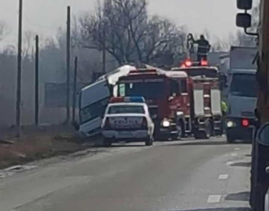 ACCIDENT între Movileni şi Şendreni. Un MAXI-TAXI s-a răsturnat