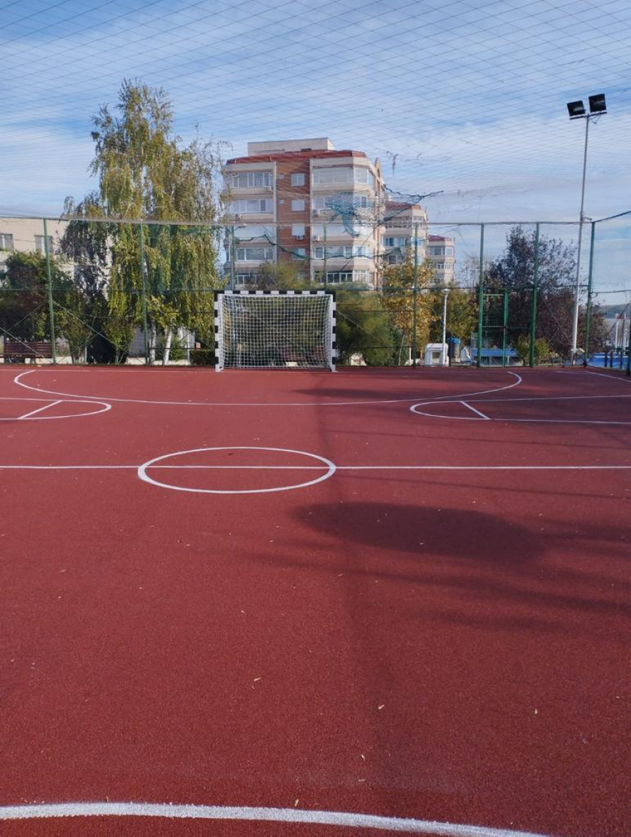Suprafaţă de joc refăcută pe terenul de sport din Parcul Viva