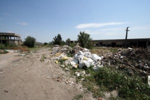 Gunoaiele cât casa în fosta cetate dacică - Accesul către platoul Bărboşi, blocat de moloz