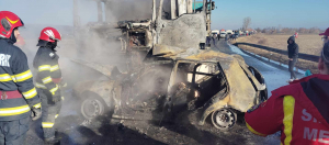 UPDATE: Drum blocat din cauza unui grav accident. Doi tineri au ars de vii într-o mașină(VIDEO)