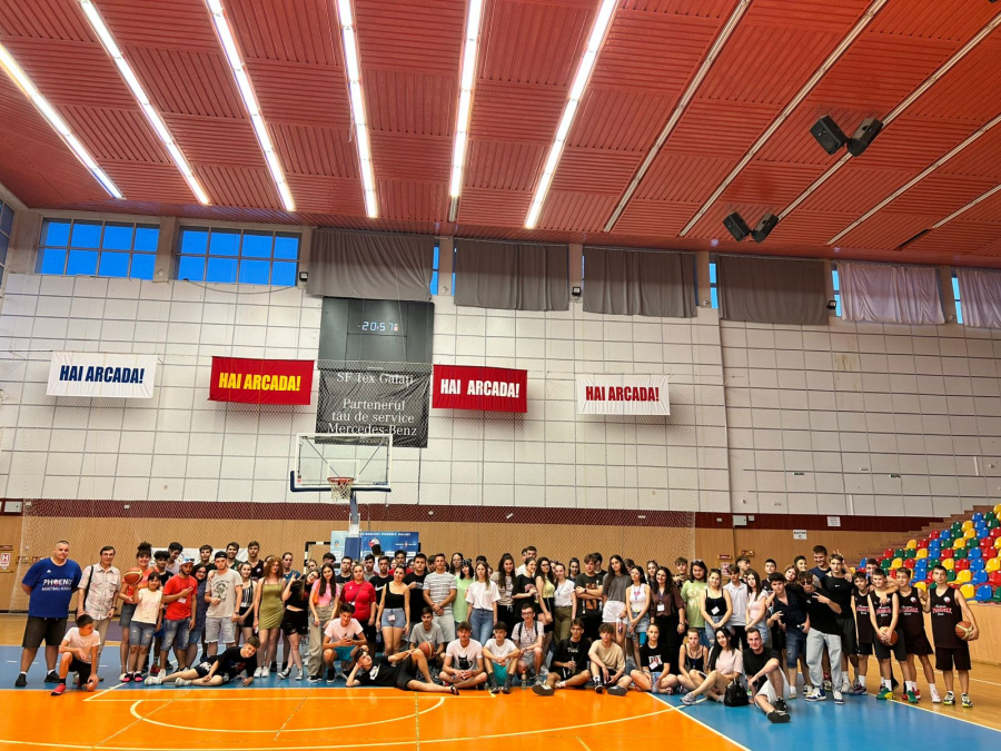 Tineri implicaţi în programul „Sport şi Educaţie pentru Viitor”, la Academia de Baschet „Phoenix”