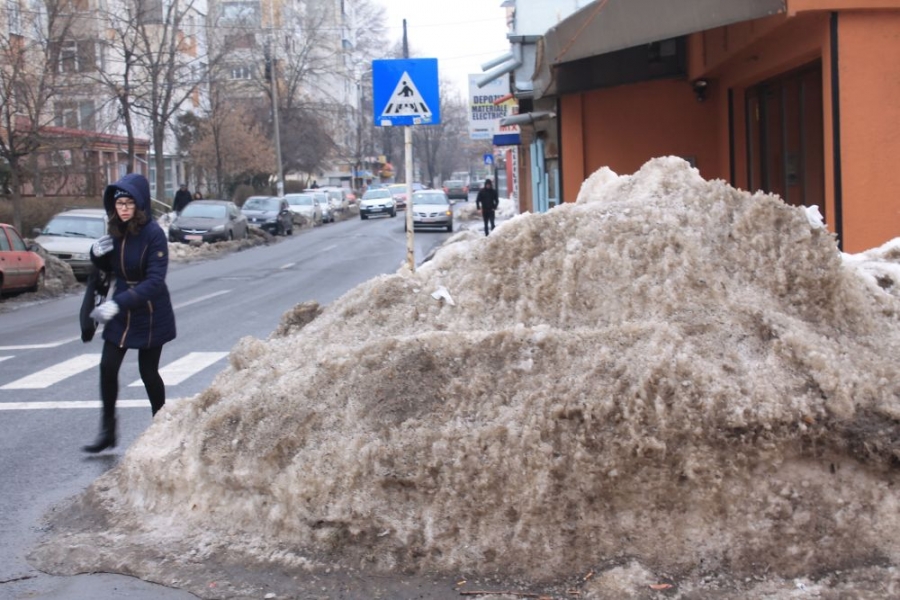 Pe străduţele secundare, gălăţenii, nevoiţi să escaladeze MUNȚII DE ZĂPADĂ neagră (FOTO)