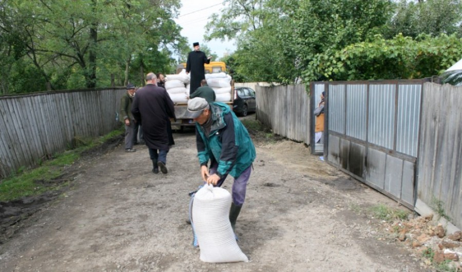 Teologia vorbită a străzii/ Preoţii şi creştinii, o rază de lumină pentru sinistraţi