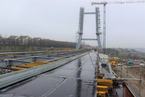 Se trece la montarea hobanelor podului de pe „centura mică”