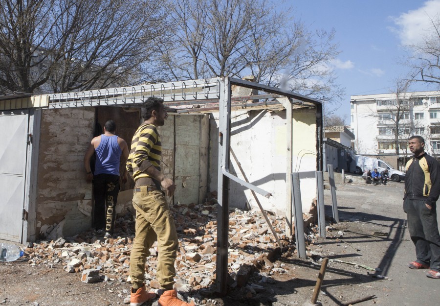 A început demolarea garajelor şi în Ancora (FOTO)