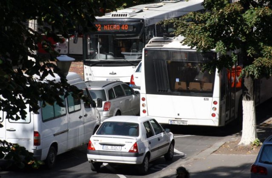 NEMULŢUMIRI privind facilităţile în TRANSPORTUL PUBLIC/ Oamenii vor bilete, nu abonamente