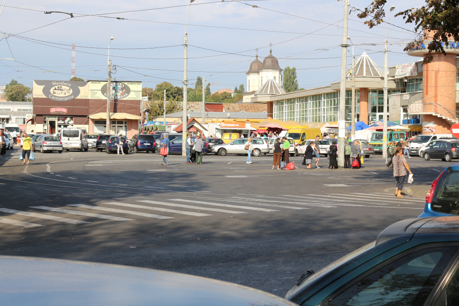 Străzile vechi şi noi. În Piaţa Centrală, reabilitările şi degradarea se îmbină perfect (FOTO)