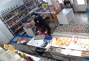 I-a pus vânzătoarei cuţitul la gât, ca să-i dea banii din magazin (VIDEO)