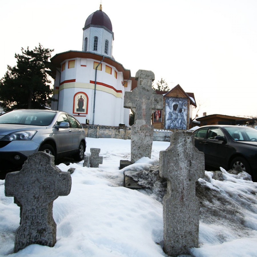 Sinistrul monument de lângă Biserica Mavramol este ilegal