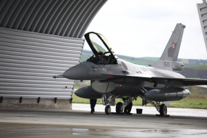 Avioane F-16, ridicate pentru a monitoriza dronele rusești