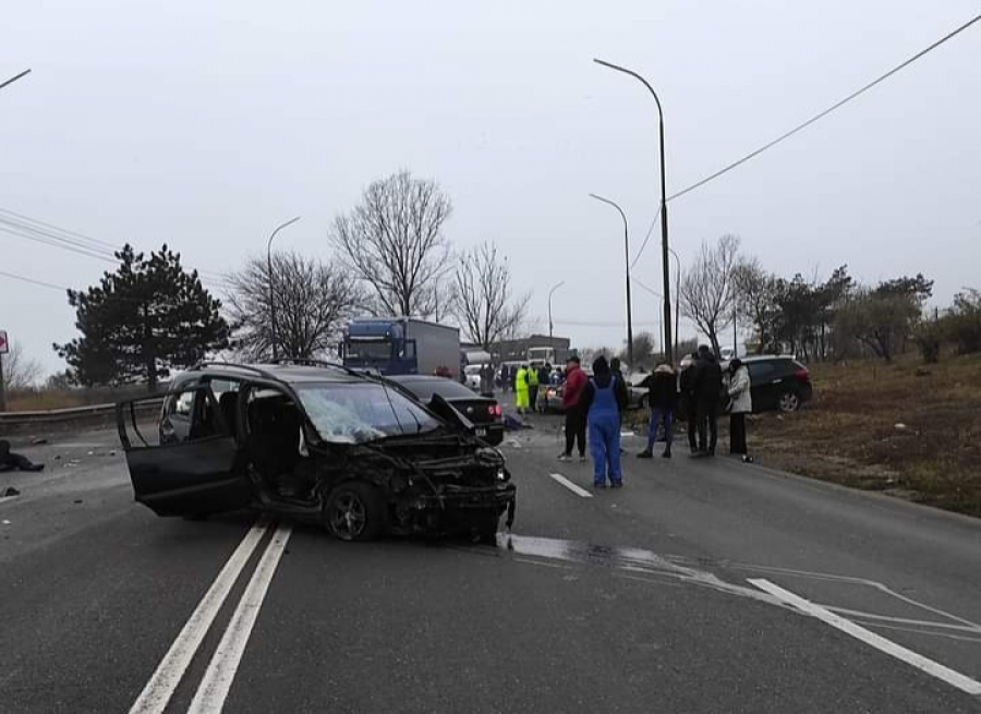 Grav accident rutier la Tirighina. Cinci mașini implicate, un șofer mort și trei răniți