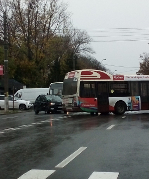 Consecință a lipsei semaforizării pe Traian. Un șofer fără permis a intrat într-un autobuz