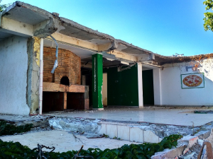 Ruinele unei pizzerii, abandonate pe strada Oţelarilor