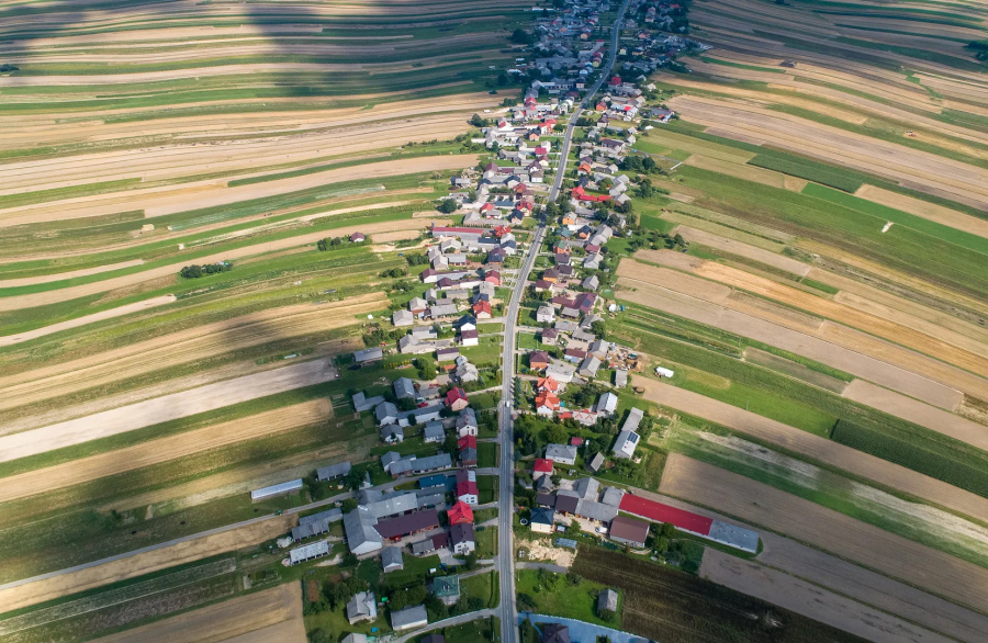 Imaginea aeriană a localității cu o singură stradă, virală pe internet