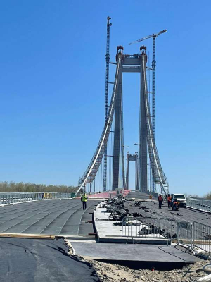 Asfaltare în curs pe podul suspendat de la Brăila