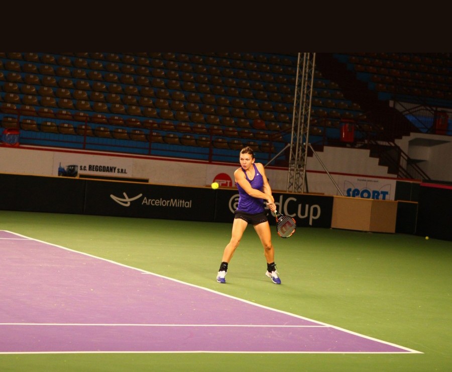 UPDATE/ SIMONA HALEP a sosit la Galaţi! IMAGINI de la primul ANTRENAMENT la Patinoarul în care se joacă tenis (VIDEO&FOTO)