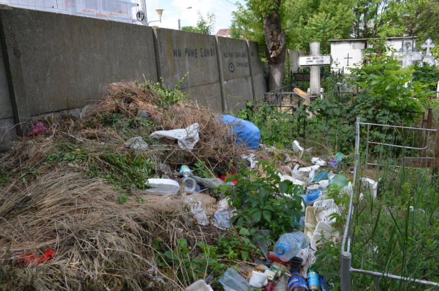 Stare de urgență (şi) în cimitirul ”Eternitatea”. Înălțarea, celebrată printre buruieni (FOTO)