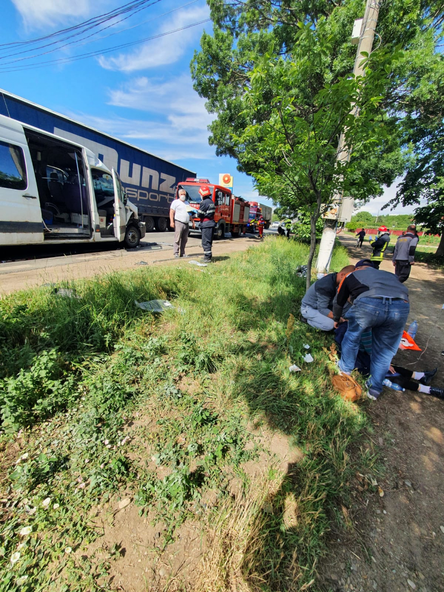 Accident grav pe DN 25. Şapte răniţi, după ce un microbuz a intrat într-un tir (VIDEO)