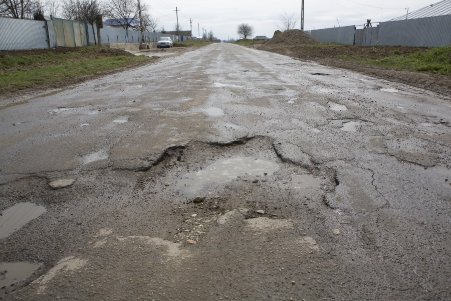 Încurcate sunt drumurile judeţene/ Mistica politică şi janta după sufletul consilierului