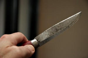 Violenţă extremă! Un individ a ameninţat un copil cu cuţitul