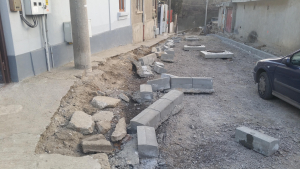 Modernizare în bătaie de joc în Valea Oraşului. Borduri poziţionate şi repoziţionate pe strada cu două nume (FOTO)