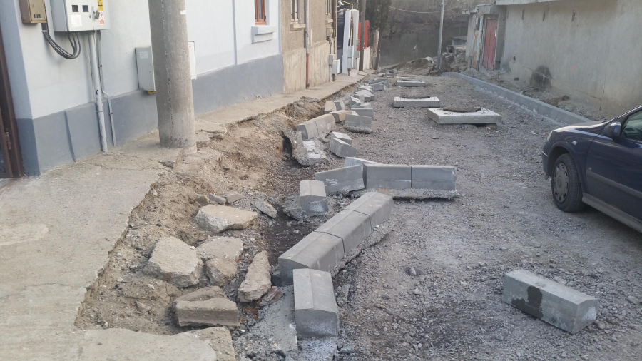 Modernizare în bătaie de joc în Valea Oraşului. Borduri poziţionate şi repoziţionate pe strada cu două nume (FOTO)