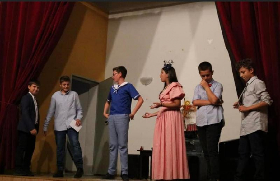 Un copil a înfiinţat un teatru pentru copii la Şendreni