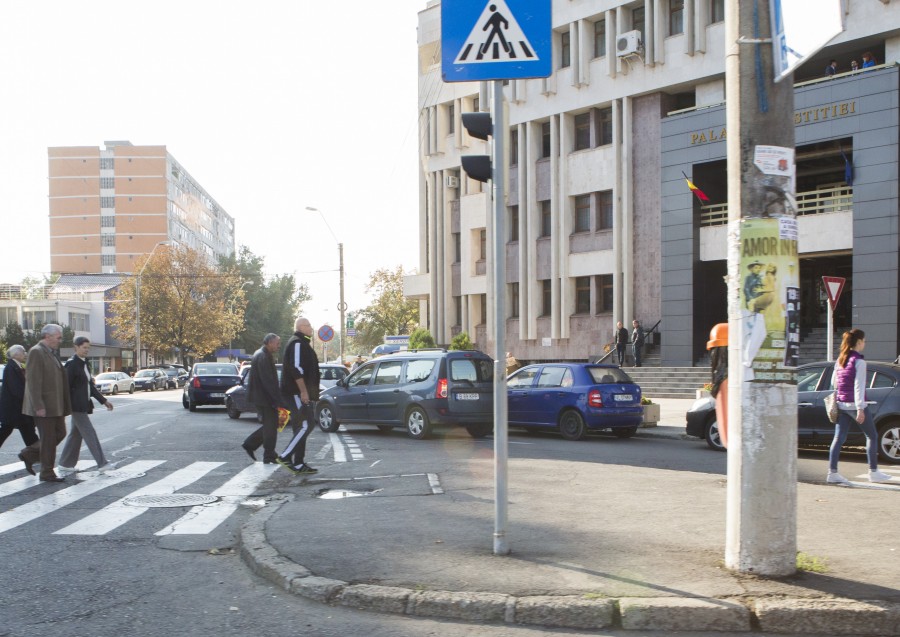 (FOTO) HAOSUL de pe strada Brăilei: MAŞINI parcate ca la TALCIOC în faţa Tribunalului
