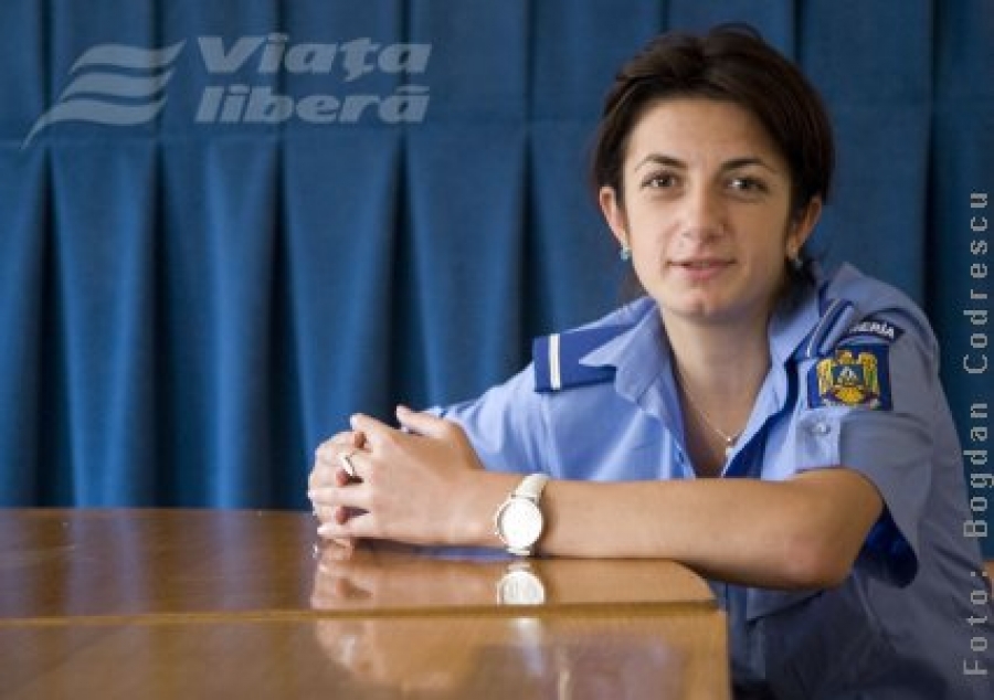 Ofiţerul Mihaela Crişan - singurul comandant-femeie din Jandarmeria Galaţi 