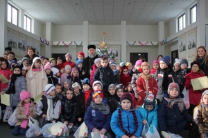 Arhiepiscopul Dunării de Jos le-a făcut daruri copiilor