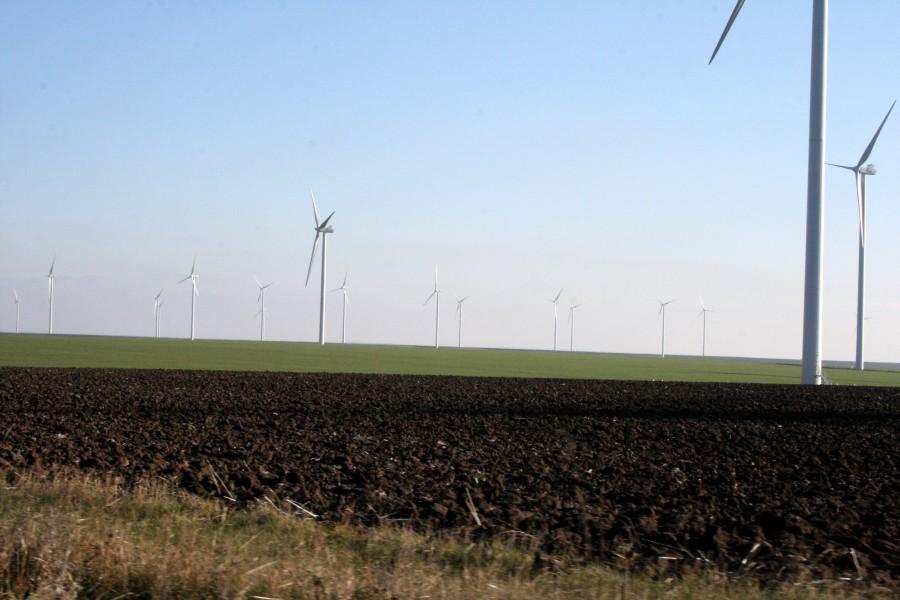 În judeţul Galaţi / Păşuni întinse, cu turbine