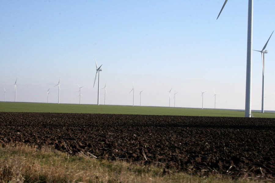 În judeţul Galaţi / Păşuni întinse, cu turbine 