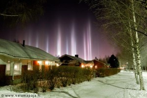 VIDEO/ Stâlpii de lumină care „coboară” din cer. Fotografie extraordinară realizată de un finlandez