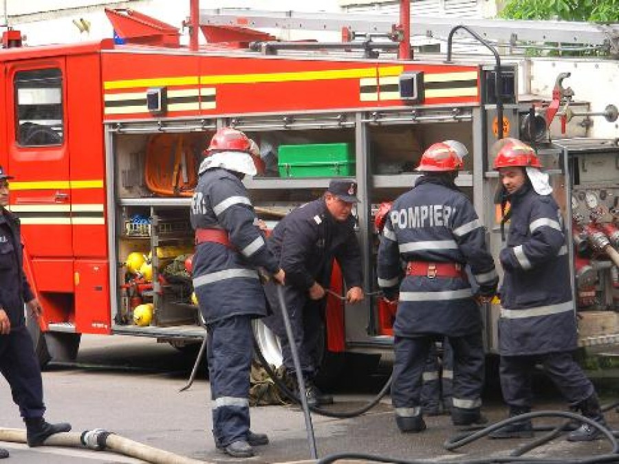 Incendiu la un bloc din Ţiglina 3. Locatarii au fost evacuaţi