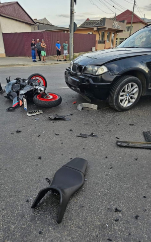 Motociclist accidentat de un șofer grăbit