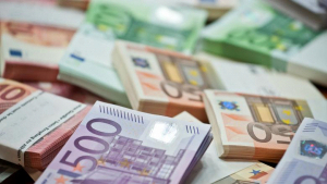 Euro s-a oprit la 0,05 bani de 4,95 lei