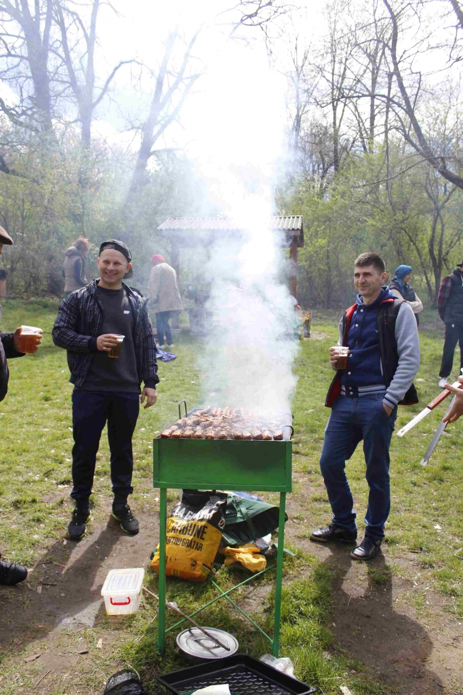 În ciuda vântului şi a norilor, scrumbia şi micii au sfârâit pe grătare la GÂRBOAVELE