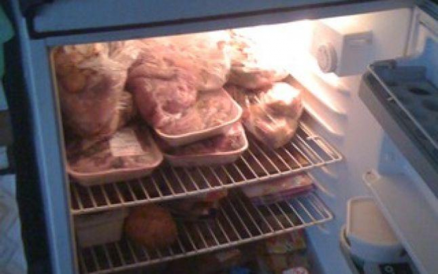 Carne expirată în frigiderul unei firme