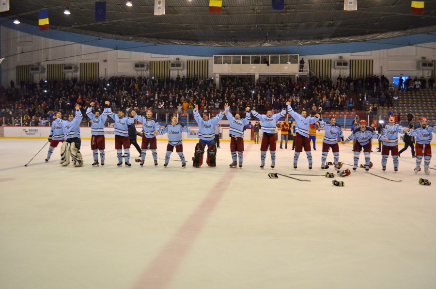 CAMPIONII îşi sărbătoresc TRIUMFUL alături de fani. HOCHEIŞTII de la Dunărea vă aşteaptă la PATINOAR