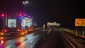 Ciocnire între un autoturism şi o cisternă, pe DN 25