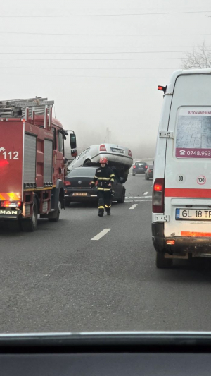Două mașini s-au &rdquo;suprapus&rdquo; la ieșirea din Galați