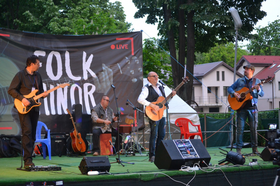 Seratele verii, cu muzică folk