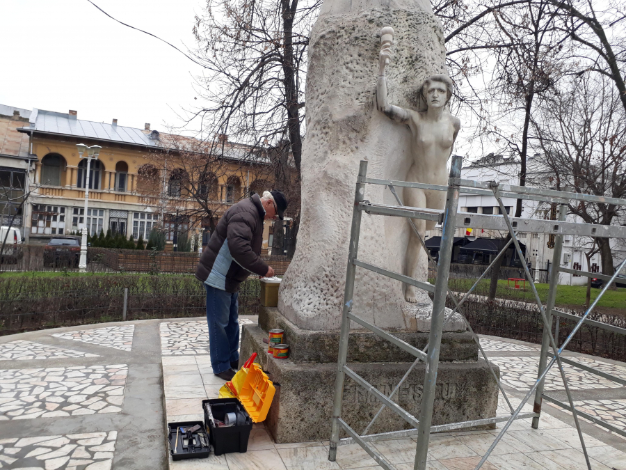 Mâna muzei lui Eminescu, furată din nou de hoţi (VIDEO)