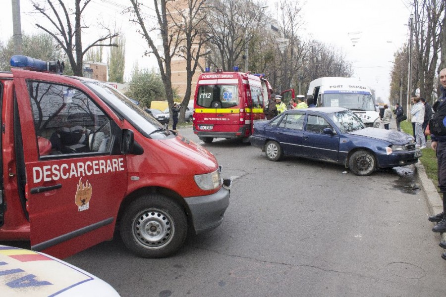 Accident grav pe Coşbuc. Un Cielo a fost făcut zob de un maxi-taxi
