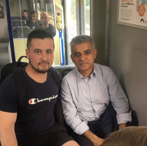 Întâlnire de neuitat/ Să te trezeşti cu primarul lângă tine, în autobuz