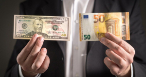 Euro a pierdut 2,3 bani în ultima săptămână