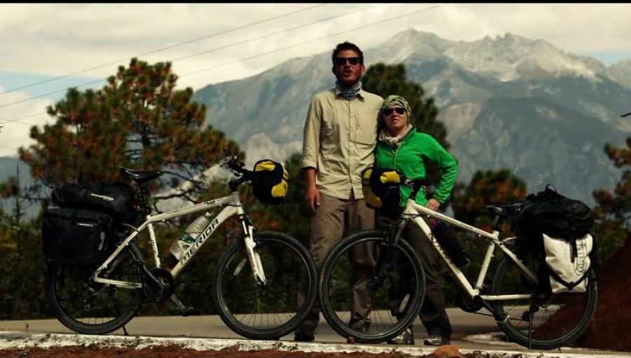 Sudoare şi pasiune pentru fiecare metru / O gălăţeancă şi partenerul ei au explorat China pe biciclete