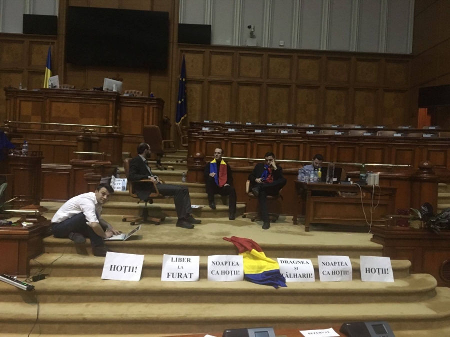 PROTEST fără precedent în Parlament! USR s-a solidarizat cu strada, a scandat „Hoții” în plenul Camerei Deputaților și a boicotat ședința (VIDEO)