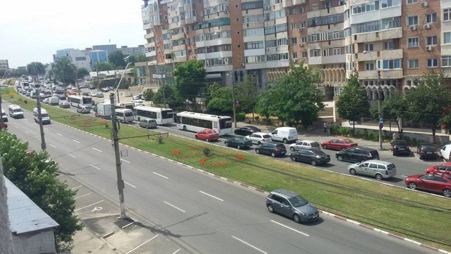 TRAFICUL pe Brăilei a fost blocat din cauza unui ACCIDENT RUTIER. Două persoane au ajuns la SPITAL