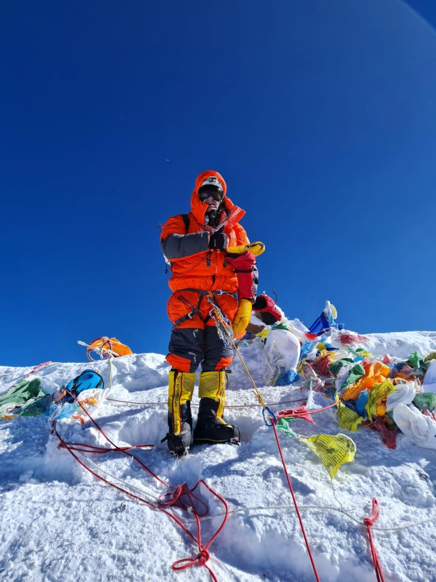 Încă un român a urcat pe Everest